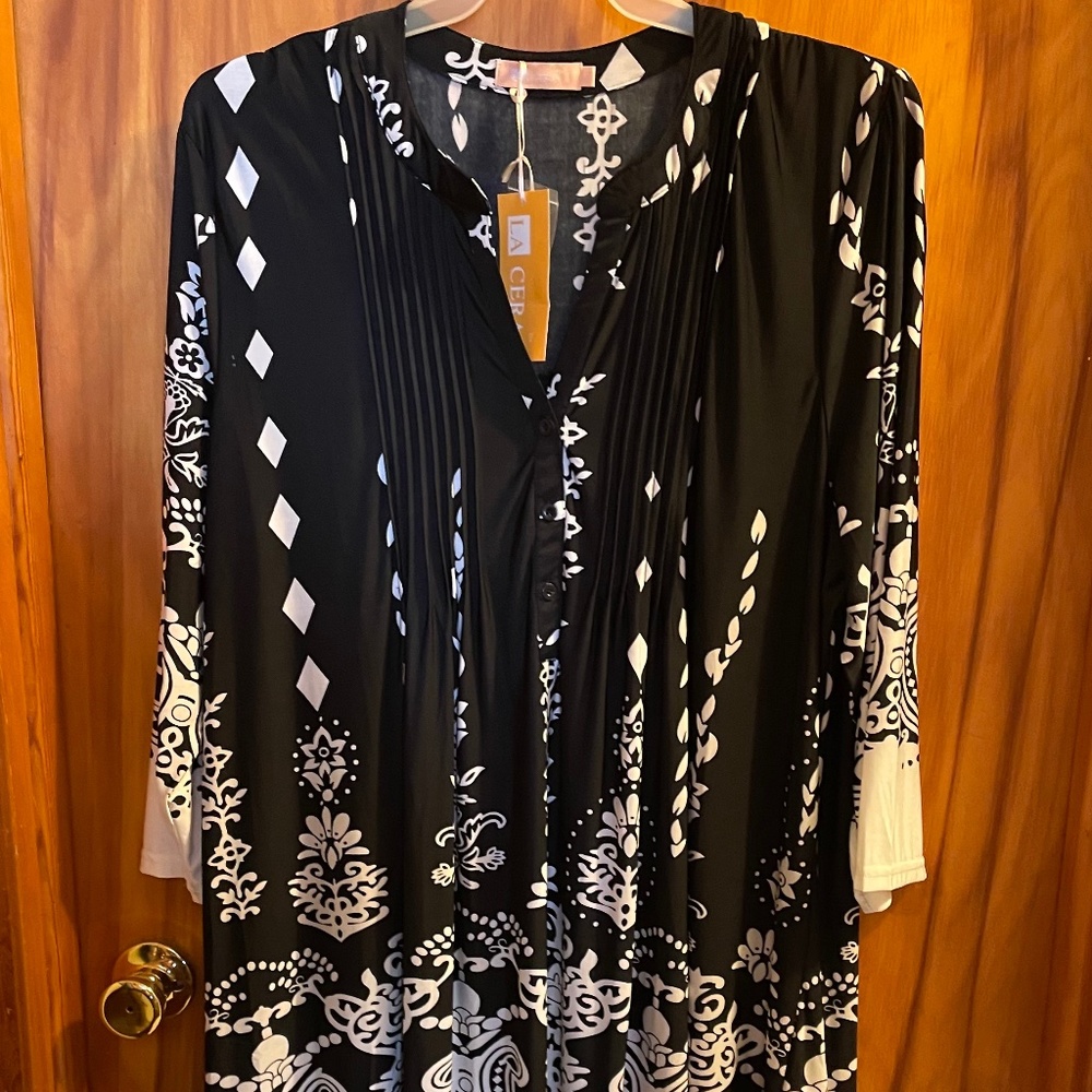 Woman’s Back/White Tunic Top